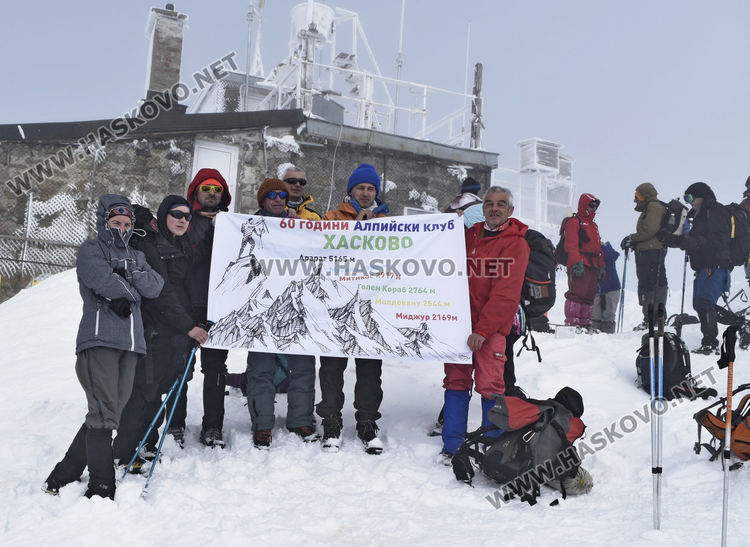 Експедицията до в. Мусала. Алпинистите показват плакат  с всички, предвидени за покоряване върхове за юбилея на Алпийския клуб в Хасково.Снимки :личен архив