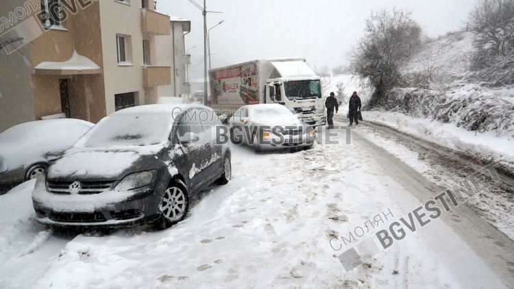 Тежка зимна обстановка в Смолянско: подадени са стотици сигнали, десетки закъсали автомобили, 40 см. нов сняг