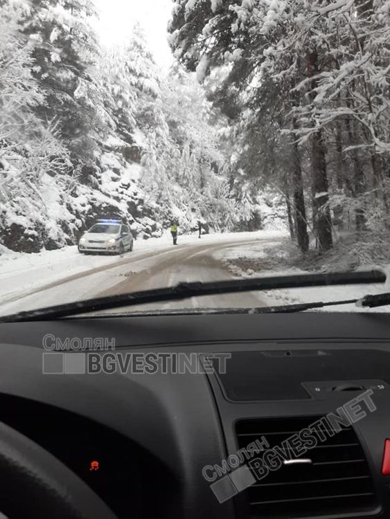 Тежка зимна обстановка в Смолянско: подадени са стотици сигнали, десетки закъсали автомобили, 40 см. нов сняг