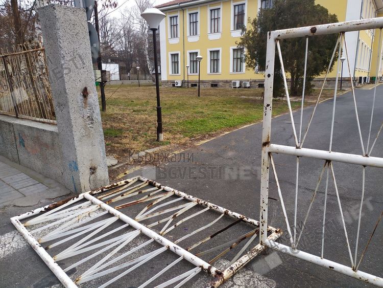 Любители на незаконното паркиране потрошиха вратата на паркинга пред Бизнесинкубатора