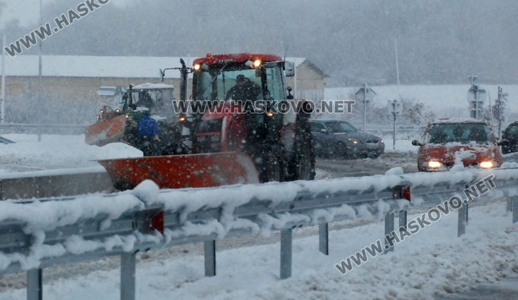 Буксуващи коли и тирове в снега затрудниха движението в Хасковско