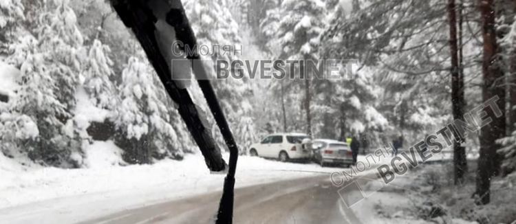 Тежка зимна обстановка в Смолянско: подадени са стотици сигнали, десетки закъсали автомобили, 40 см. нов сняг