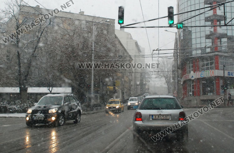 Гръмотевици, дъжд и сняг едновременно в Хасково! Синоптиците: не е необичайно