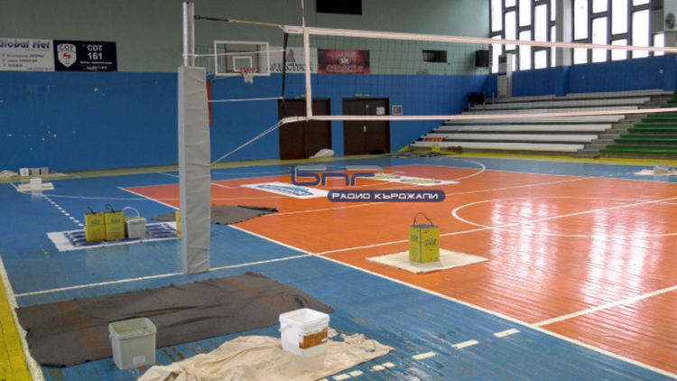 Волейболна Арда е изправена на нокти, поради течовете в спортна зала Арпезос