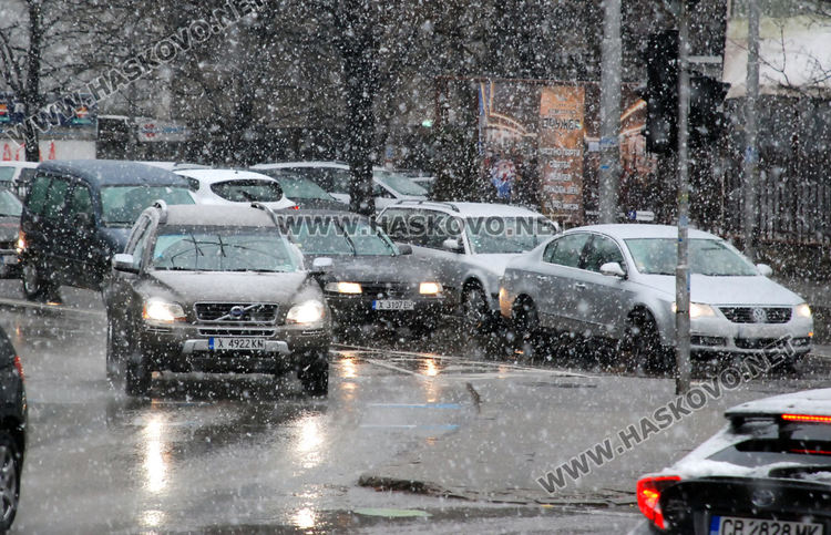 Снегорини чистят в Баните, 20 в готовност на възлови точки в региона