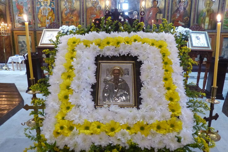 Освещават меда за празника на Св. Харалампий Чудотворец, изнасят частица от мощите на светеца в смолянски храм 