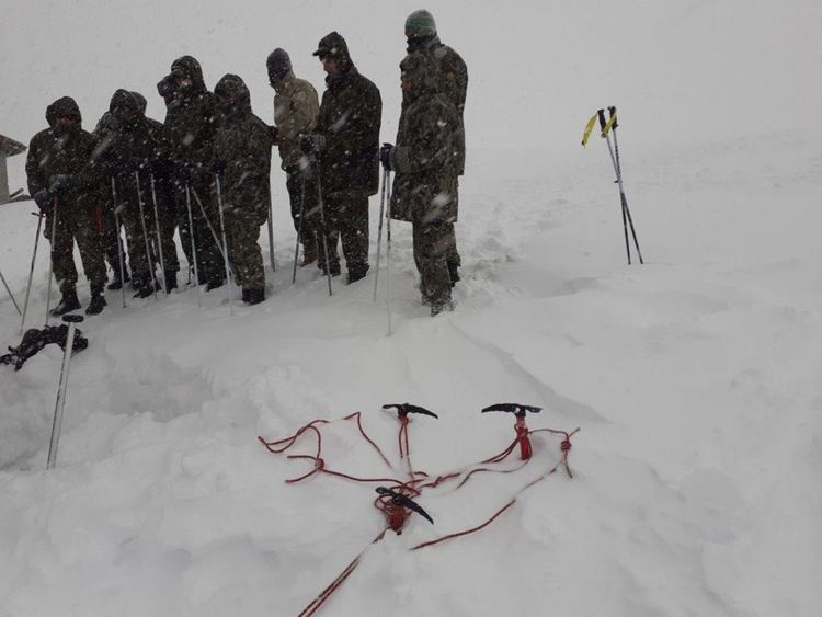 Военни пристигнаха в Смолян, обучават ги как да оцеляват в зимни условия и да строят снежни пещери  