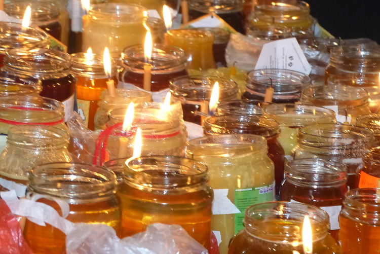 Освещават меда за празника на Св. Харалампий Чудотворец, изнасят частица от мощите на светеца в смолянски храм 