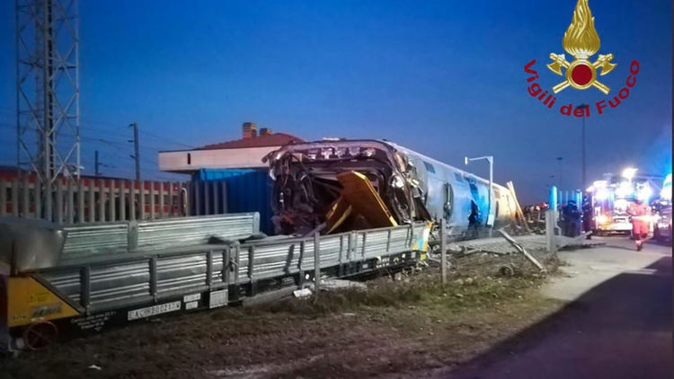 Двама загинали и най-малко 27 ранени при катастрофа на влак край Милано