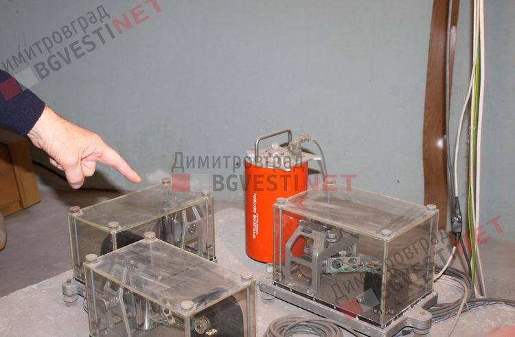 сеизмоприемниците монтирани пад планетариума