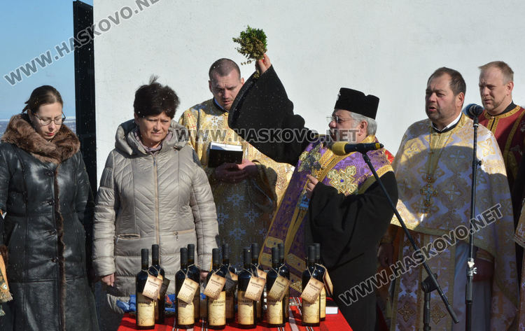 Зарязаха лозята в Харманли с водосвет, курбан и народни хора