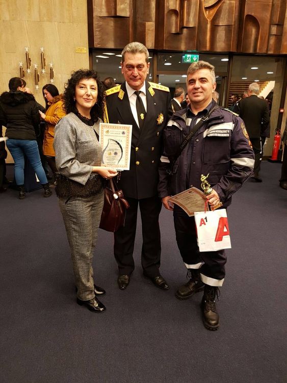 Веселина Делчева с награда от пожарникарите 