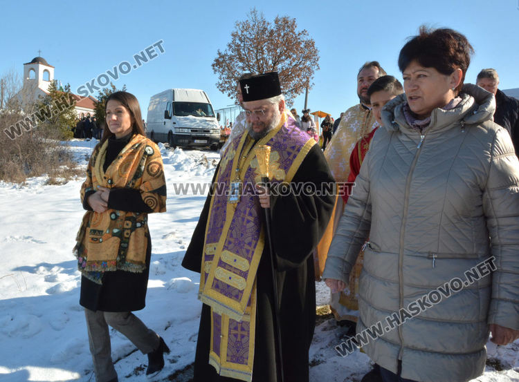 Зарязаха лозята в Харманли с водосвет, курбан и народни хора