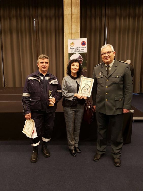 Динко Тодоров, Веселина Делчева и шефът на пожарната в Хасково комисар Николай Вълчев 