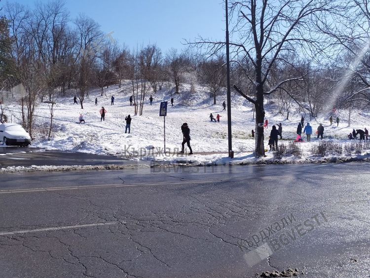 Ранобудните кърджалийчета се порадваха на снега с шейни, само три часа просъществува пързалката в „Простор”