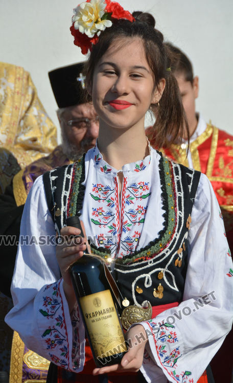 Зарязаха лозята в Харманли с водосвет, курбан и народни хора