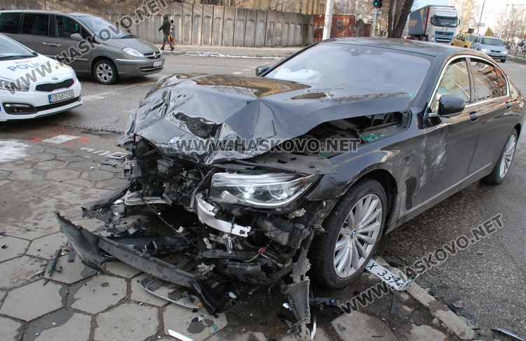 Млада жена пострада при катастрофа между Ауди и БМВ