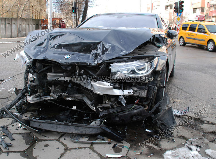 Млада жена пострада при катастрофа между Ауди и БМВ