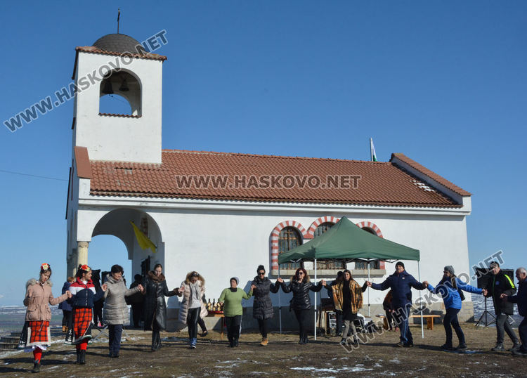 Зарязаха лозята в Харманли с водосвет, курбан и народни хора