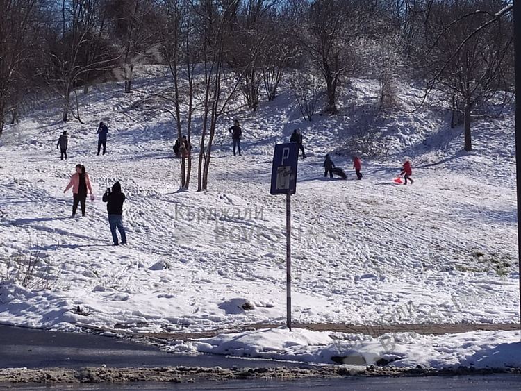 Ранобудните кърджалийчета се порадваха на снега с шейни, само три часа просъществува пързалката в „Простор”