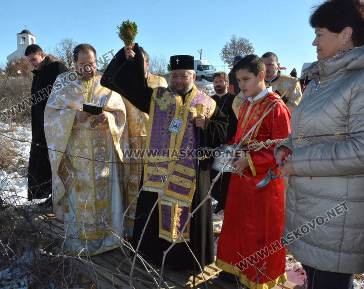 Зарязаха лозята в Харманли с водосвет, курбан и народни хора