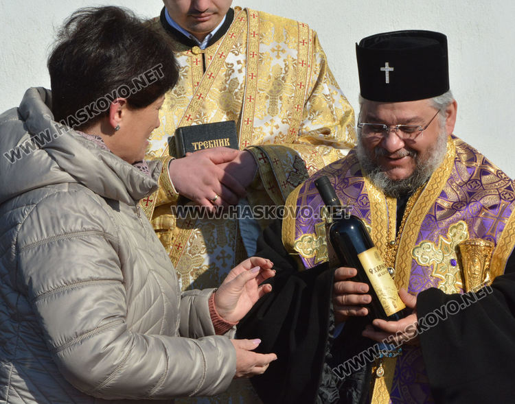 Зарязаха лозята в Харманли с водосвет, курбан и народни хора