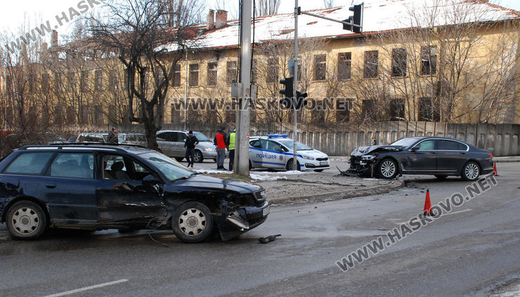 Млада жена пострада при катастрофа между Ауди и БМВ