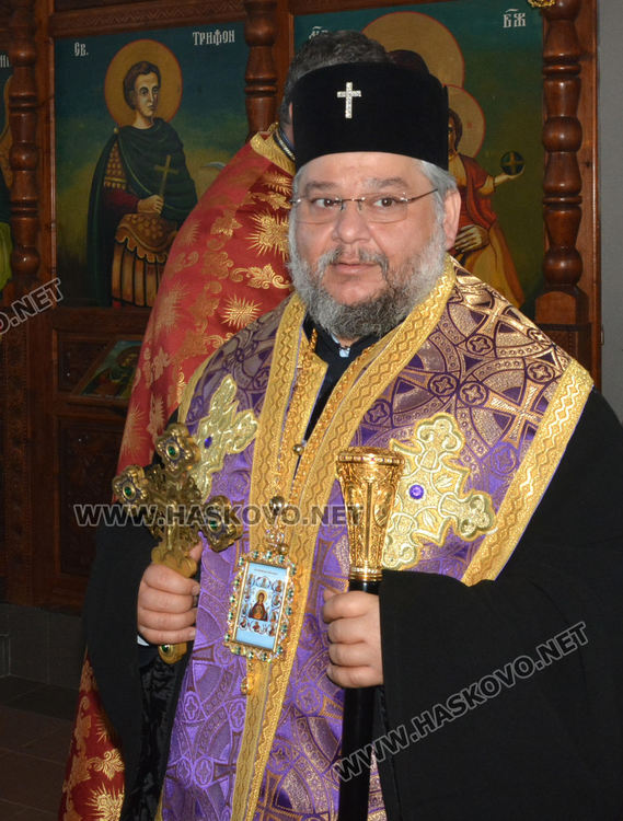 Зарязаха лозята в Харманли с водосвет, курбан и народни хора