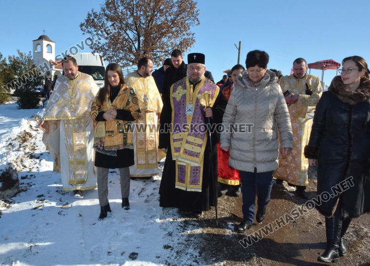 Зарязаха лозята в Харманли с водосвет, курбан и народни хора