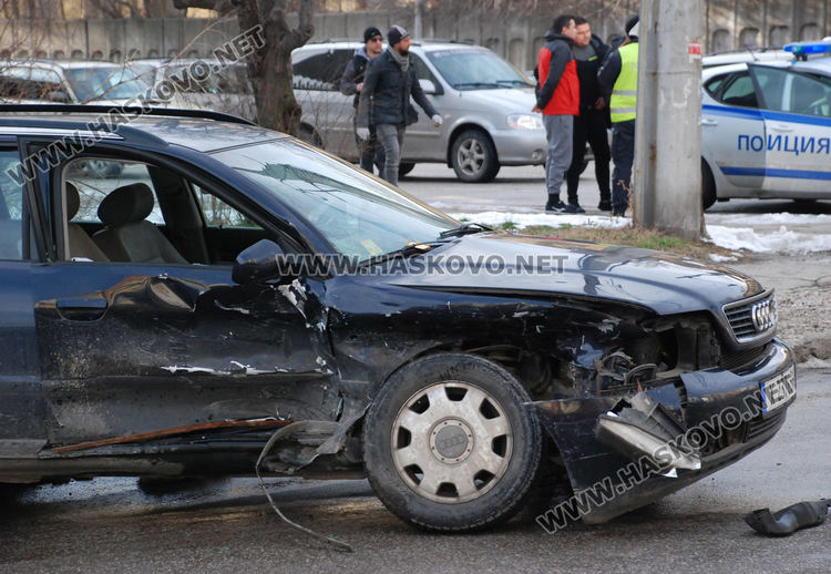 Млада жена пострада при катастрофа между Ауди и БМВ