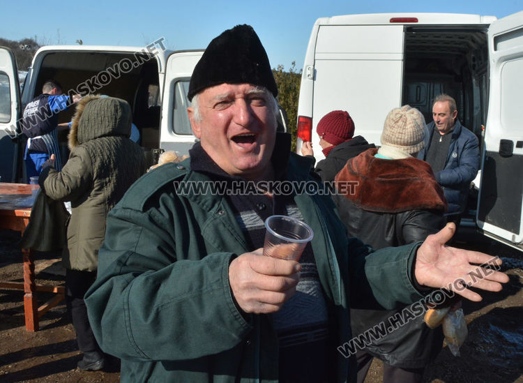 Зарязаха лозята в Харманли с водосвет, курбан и народни хора