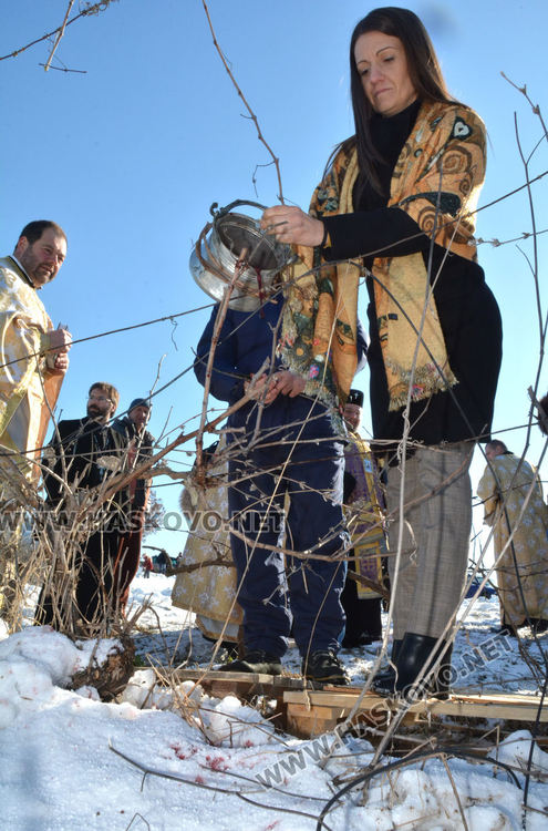 Зарязаха лозята в Харманли с водосвет, курбан и народни хора