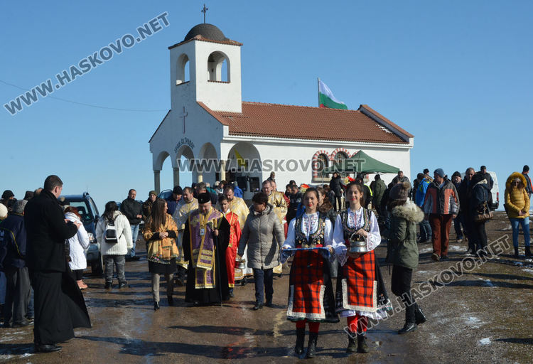 Зарязаха лозята в Харманли с водосвет, курбан и народни хора