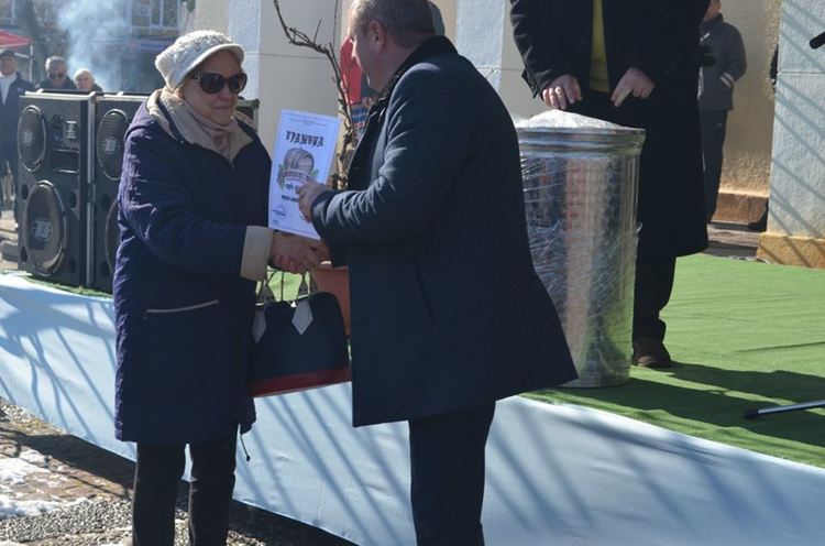 От името на Петър Караславов наградата получава тъща му