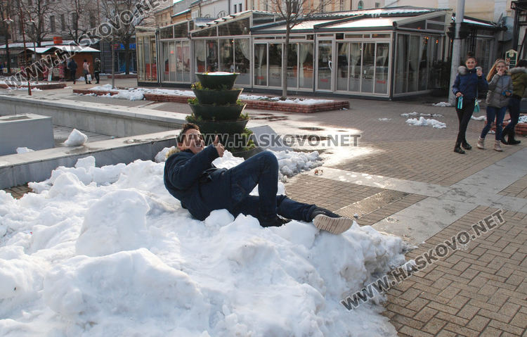 Слънчево в неделя с леко затопляне