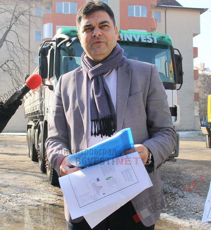 Започна изграждането на нова детска площадка и стрийт фитнес в центъра на града