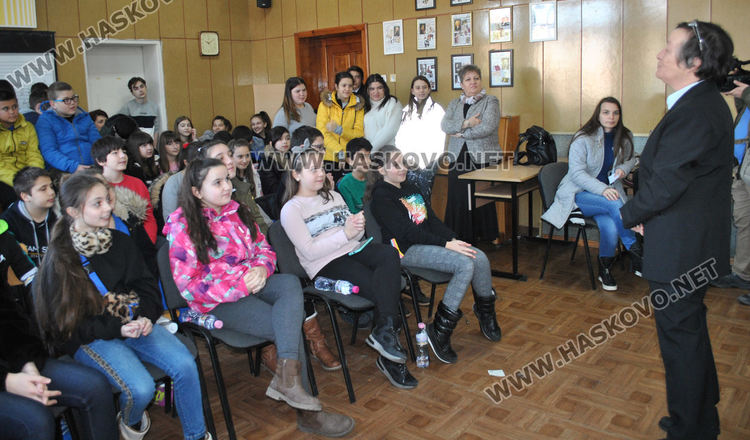 Урок от първо лице: В „Паисий“ учат за инструментите с Духовия оркестър на Хасково