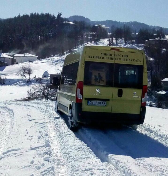 училищният автобус в маданското село Равнил вчера беше тестван и днес вече вози децата за училище