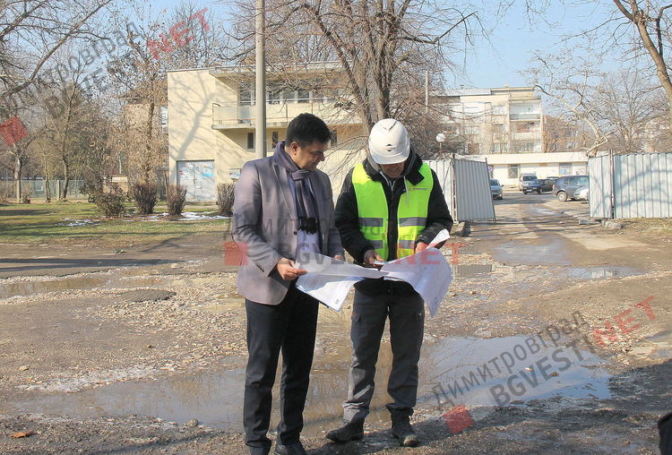 Започна изграждането на нова детска площадка и стрийт фитнес в центъра на града