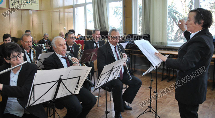 Урок от първо лице: В „Паисий“ учат за инструментите с Духовия оркестър на Хасково