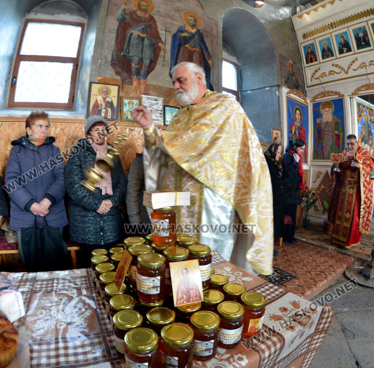 На празника на св.Харалмпий освещаваме мед за здраве