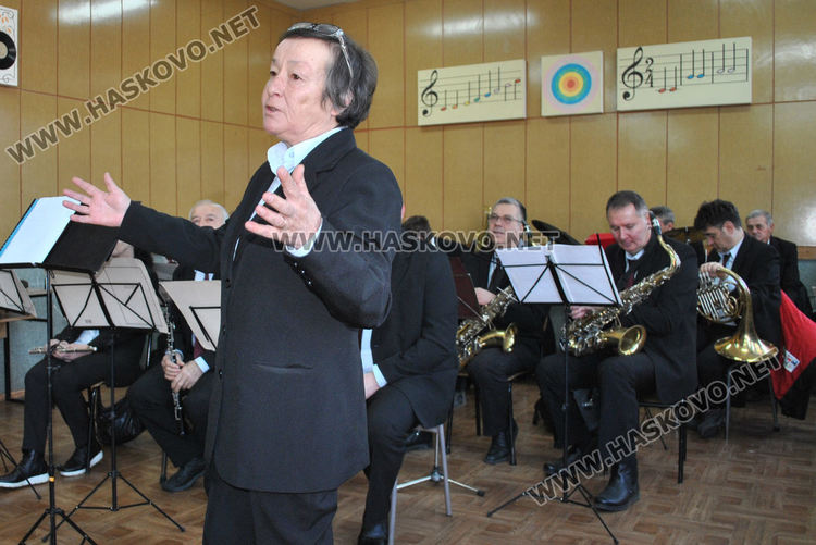 Урок от първо лице: В „Паисий“ учат за инструментите с Духовия оркестър на Хасково