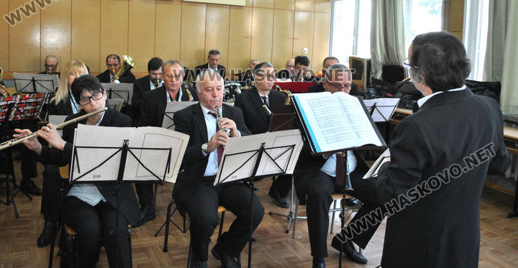 Урок от първо лице: В „Паисий“ учат за инструментите с Духовия оркестър на Хасково