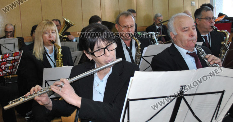 Урок от първо лице: В „Паисий“ учат за инструментите с Духовия оркестър на Хасково