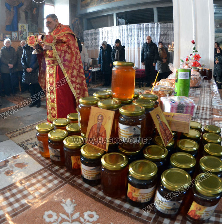 На празника на св.Харалмпий освещаваме мед за здраве