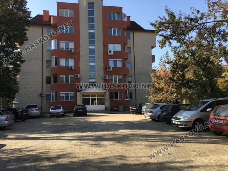 Започна изграждането на нова детска площадка и стрийт фитнес в центъра на града