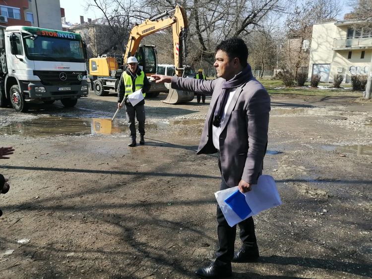 Започна изграждането на нова детска площадка и стрийт фитнес в центъра на града