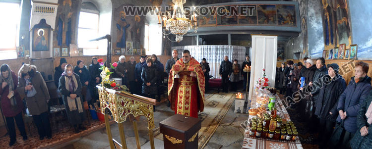 На празника на св.Харалмпий освещаваме мед за здраве