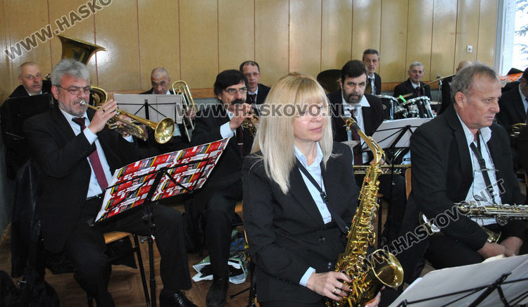 Урок от първо лице: В „Паисий“ учат за инструментите с Духовия оркестър на Хасково