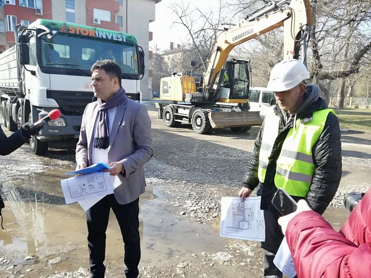 Започна изграждането на нова детска площадка и стрийт фитнес в центъра на града